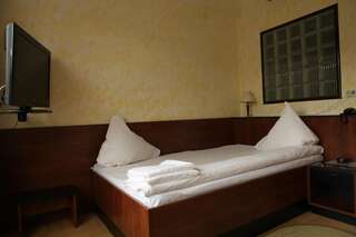 Отель Hotel Central Тимишоара Улучшенный двухместный номер с 1 кроватью-1