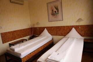 Отель Hotel Central Тимишоара Стандартный двухместный номер с 2 отдельными кроватями-1