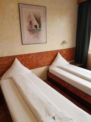 Отель Hotel Central Тимишоара Стандартный двухместный номер с 2 отдельными кроватями-2